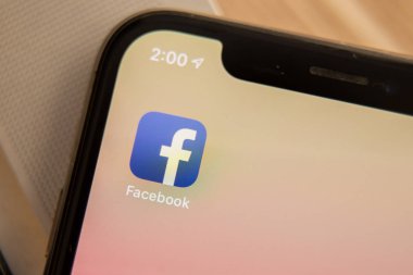 Tula, Rusya - 28 Kasım 2018: Facebook sosyal medya app logo iş yerinde iş kişi elinde iphone akıllı cihazlarda mobil app ekranda kütük-içinde kayıt kayıt sayfa