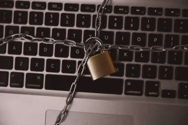 Klavye bükülmüş zinciri ve lock.computer güvenlik kapalı