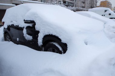 Araba kar altında. Kar yağışı şehir