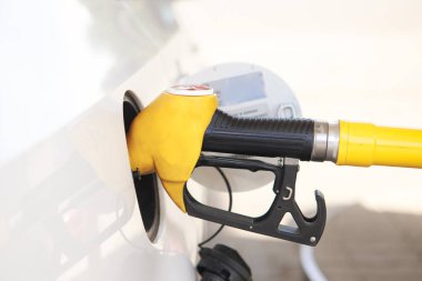 Beyaz arka planda, benzin istasyonu sıcak günbatımı hizmetinde izole püskürtme uçlarını doldurma renkli benzin pompası