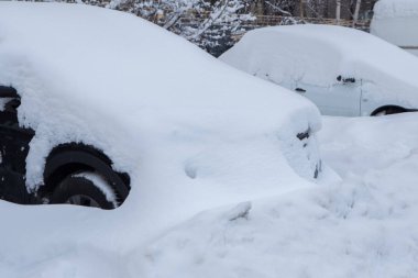 Araba kar altında. Kar yağışı şehir