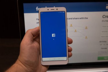 Tula, Rusya - 31 Ekim 2018: Facebook sosyal medya app logo iş yerinde iş kişi elinde iphone akıllı cihazlarda mobil app ekranda kütük-içinde kayıt kayıt sayfa