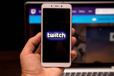 Tula, Rusya Federasyonu - 31 Ekim 2018: A Man seğirme uygulama ile kenar cep telefonu kafede ekranda tutar. Canlı akış video servisi seğirme var