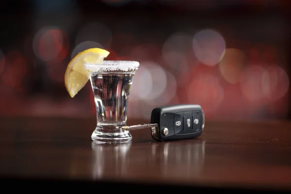 Alcoholic beverage and car keys under — Stock Photo, Image