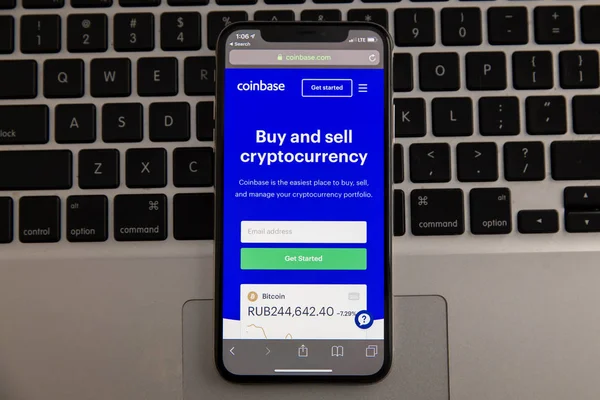 Tula, Rusia - 28 November 2018: Aplikasi mobile Coinbase berjalan di smartphone. Coinbase adalah sebuah platform perdagangan cryptocurrency — Stok Foto