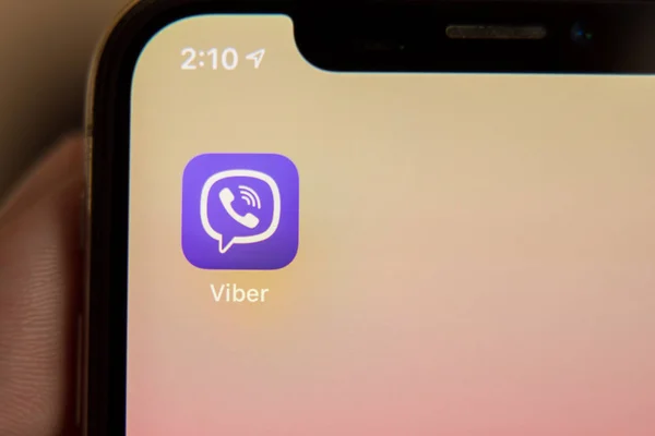 Tula, Russia - 28 November 2018: Man memegang smartphone hitam yang menampilkan aplikasi Viber di layar. Viber adalah pesan instan lintas platform dan suara melalui IP — Stok Foto