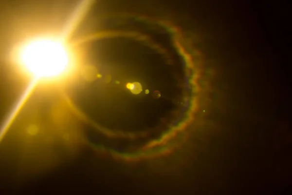 Matahari abstrak meledak dengan latar belakang pijar lensa digital — Stok Foto