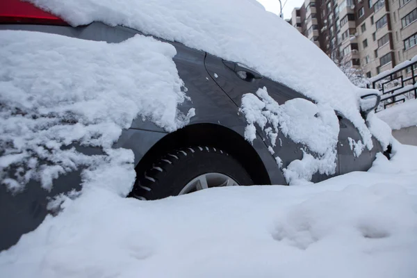 Carros debaixo da neve. Queda de neve na cidade — Fotografia de Stock