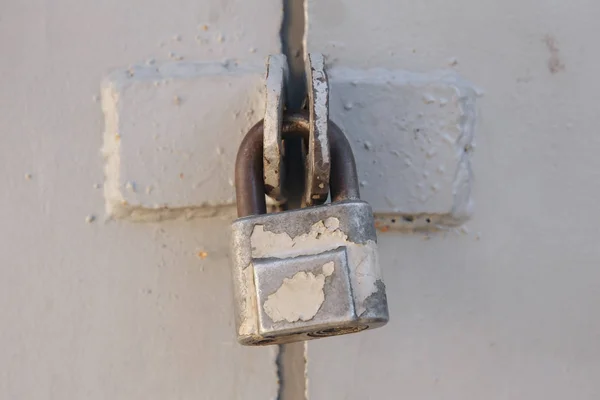 Fondo de la puerta cerrada. La cerradura de la puerta de hierro — Foto de Stock