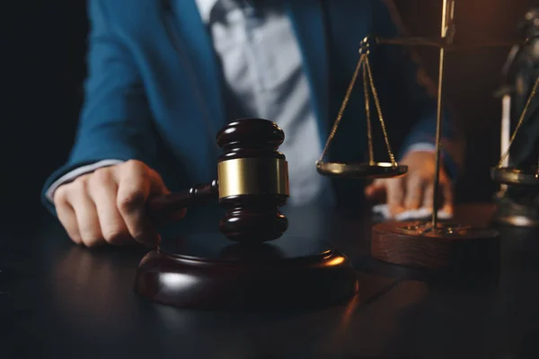 Ügyvédi irodájában. Igazságügyi mérlegek és működő-ra egy laptop ügyvéd szobra. Jogi törvény, a Tanácsot és a jog érvényesülésének fogalma. — Stock Fotó