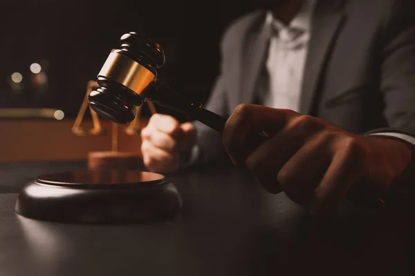 Γραφείο δικηγόρου. Άγαλμα της δικαιοσύνης με κλίμακες και δικηγόρος που εργάζονται σε ένα φορητό υπολογιστή. Νομική έννοια δικαίου, συμβουλές και δικαιοσύνης. — Φωτογραφία Αρχείου