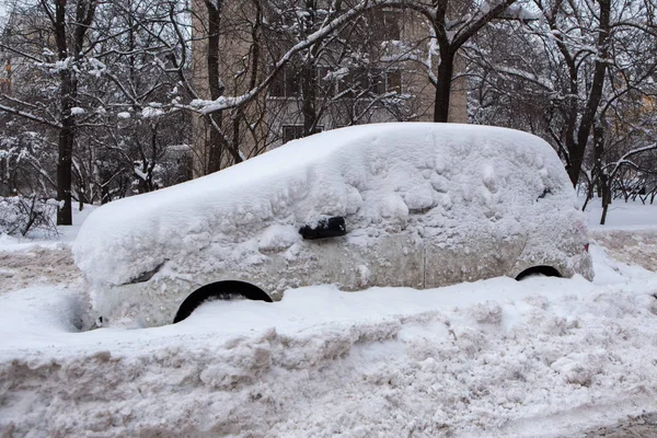 Samochody pod śniegiem. Opady śniegu w mieście — Zdjęcie stockowe