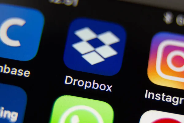 Tula, Oroszország - október 31, 2018: Vértes fotó Dropbox ikonra a képernyő mozgatható telefon. — Stock Fotó