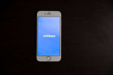 Tula, Rusya - 31 Ekim 2018: Coinbase - Bitcoin satın almak ve daha güvenli cüzdan smartphone ekranda hareket eden app.