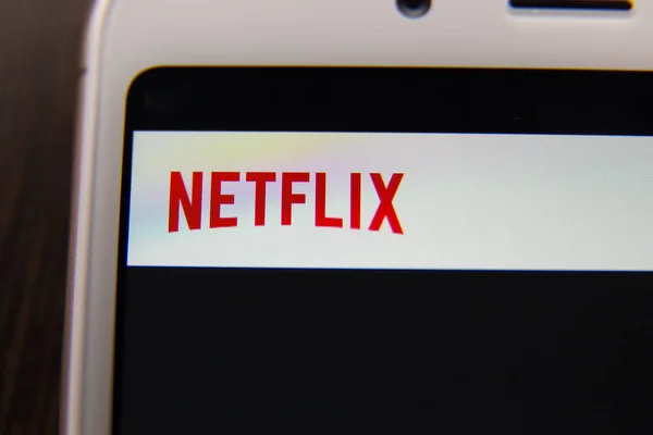 Tula, Russia - 31 Oktober 2018: Tutup ikon aplikasi Netflix di layar Laptop. Netflix adalah layanan berlangganan terkemuka internasional untuk menonton episode TV dan film . — Stok Foto