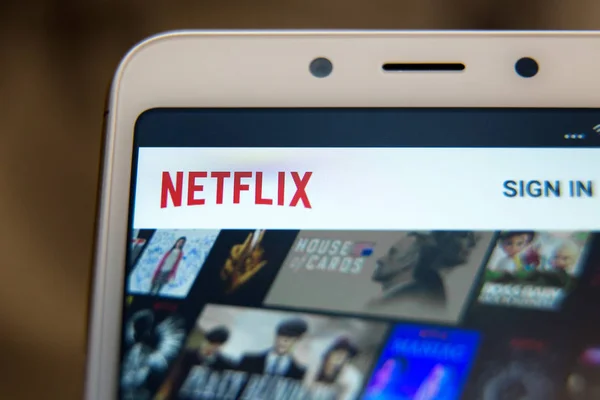 Tula, Russia - 31 Oktober 2018: Tutup ikon aplikasi Netflix di layar Laptop. Netflix adalah layanan berlangganan terkemuka internasional untuk menonton episode TV dan film . — Stok Foto