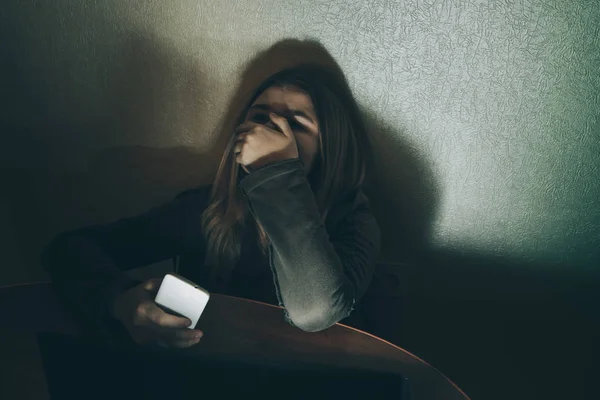 Menina adolescente sofrendo cyberbullying na internet assustado e deprimido cyberbullying. Imagem de menina desespero humilhado na internet por colega de classe. Jovem adolescente chorando na frente do laptop — Fotografia de Stock