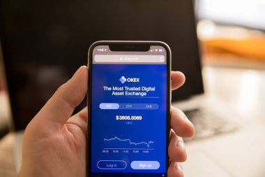 Tula, Rusya - 28 Kasım 2018: modern üzerinde görüntülenen Okex logosu