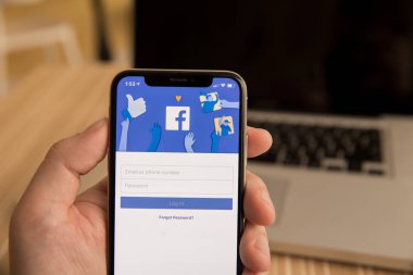 Tula, Rusya - 28 Kasım 2018: Facebook sosyal medya app logo iş yerinde iş kişi elinde iphone akıllı cihazlarda mobil app ekranda kütük-içinde kayıt kayıt sayfa