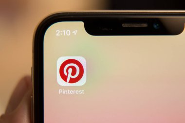 Tula, Rusya Federasyonu - 28 Kasım 2018:close ekranda gösterilen Pinterest uygulaması ile yukarı. Pinterest bir sosyal medya sanat ve hobi app akıllı telefonlar için 's.