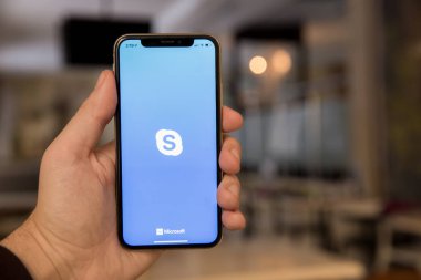 Tula, Rusya - 28 Kasım 2018: Akıllı telefon Skype kaydolma sayfasına gösterilen kullanarak eller. Skype olduğunu telekomünikasyon uygulama yazılım görüntülü sohbet ve