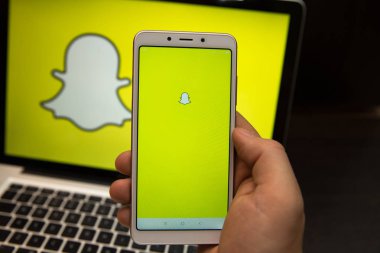 Tula, Rusya - 28 Kasım 2018: Snapchat uygulama simgesi üzerinde Apple iphone X smartphone ekran yakın çekim. Snapchat app simgesi. Sosyal medya simge. Sosyal ağ