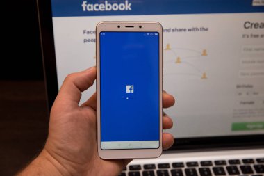 Tula, Rusya - 28 Kasım 2018: Facebook sosyal medya app logo iş yerinde iş kişi elinde iphone akıllı cihazlarda mobil app ekranda kütük-içinde kayıt kayıt sayfa