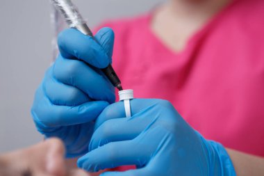 Kalıcı makyaj kaşları için. Güzel kadının Güzellik Salonu içinde kalın kaşları ile portre. Şevval Özçelik Güzellik kadın yüzü için kaş dövme yapıyor. Güzellik yordamı. Yüksek çözünürlük