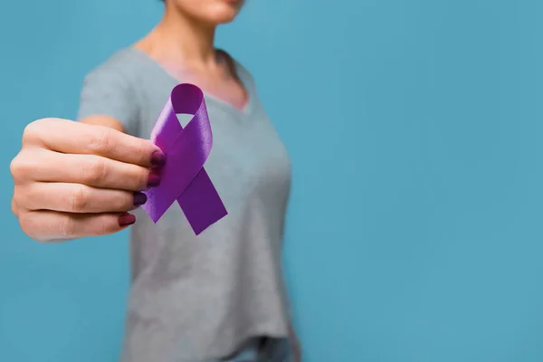 高齢者女性持株紫リボン意識 w スペースにコピーします。記号を使用して、アルツハイマー病、高齢者虐待、てんかん、膵臓癌、甲状腺癌、ループスの意識を高める. — ストック写真