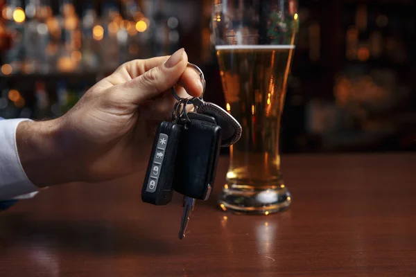 Não beba e dirija imagem cortada de homem bêbado falando chaves do carro — Fotografia de Stock