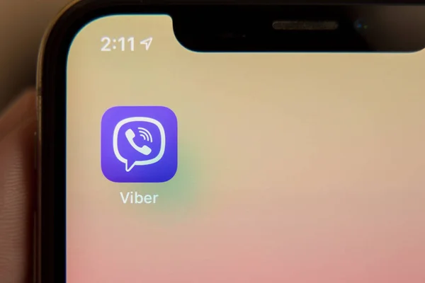 Tula, Russia - 28 November 2018: Man memegang smartphone hitam yang menampilkan aplikasi Viber di layar. Viber adalah pesan instan lintas platform dan suara melalui IP — Stok Foto