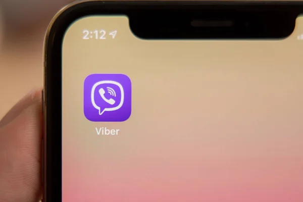 Tula, Russia - 28 November 2018: Man memegang smartphone hitam yang menampilkan aplikasi Viber di layar. Viber adalah pesan instan lintas platform dan suara melalui IP — Stok Foto