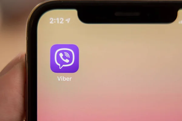 Tula, Rusia - 28 de noviembre de 2018: Man sostiene un teléfono inteligente negro que muestra la aplicación Viber en la pantalla. Viber es una mensajería instantánea multiplataforma y voz sobre IP — Foto de Stock