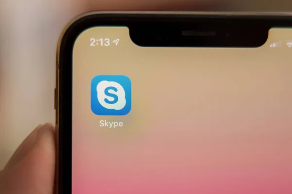 Tula, Russia - November 28, 2018: Tangan menggunakan telepon pintar yang menunjukkan page.Skype adalah aplikasi telekomunikasi obrolan video aplikasi dan — Stok Foto