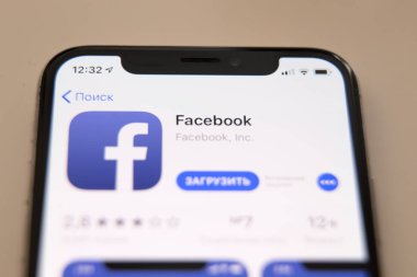Tula, Rusya - 28 Kasım 2018: Facebook sosyal medya app logo iş yerinde iş kişi elinde iphone akıllı cihazlarda mobil app ekranda kütük-içinde kayıt kayıt sayfa
