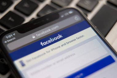 Tula, Rusya - 28 Kasım 2018: Facebook sosyal medya app logo iş yerinde iş kişi elinde iphone akıllı cihazlarda mobil app ekranda kütük-içinde kayıt kayıt sayfa