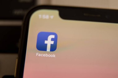 Tula, Rusya - 28 Kasım 2018: Facebook sosyal medya app logo iş yerinde iş kişi elinde iphone akıllı cihazlarda mobil app ekranda kütük-içinde kayıt kayıt sayfa