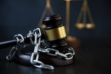 iş adamları ve avukatlar sözleşme kağıtları masaya oturan tartışıyor. Hukuk, tavsiye kavramları, .