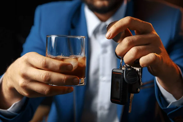 Nie pić i jechać kadrowania obrazu pijany mężczyzna rozmowa samochód — Zdjęcie stockowe