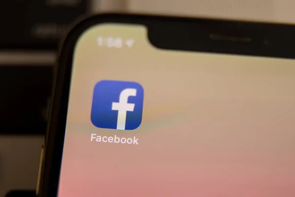 Tula, Russia - 28 November 2018: Logo aplikasi media sosial Facebook pada log-in, halaman pendaftaran pendaftaran pendaftaran pendaftaran pada layar aplikasi seluler pada perangkat pintar iPhone pada orang bisnis yang sedang bekerja — Stok Foto