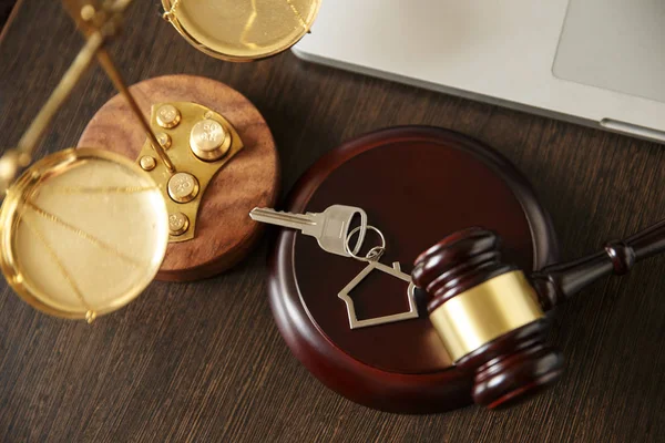 Hukuk ve adalet, yasallık kavramı, hukuk Kütüphane, Yargıç Gavel favorilerinden vintage anahtar bir siyah ahşap — Stok fotoğraf