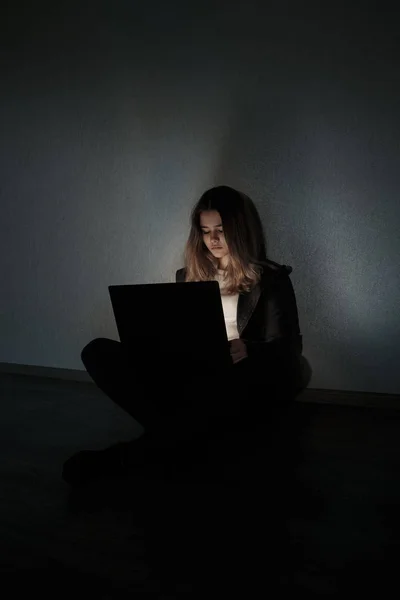 Szomorú tizenéves lány ül a laptop a sötét szobában. Ő is egy áldozat-ból online zaklatás Stalker társadalmi — Stock Fotó