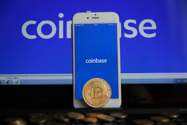 Tula, Rusya - 28 Ağustos 2018: Coinbase - Bitcoin satın almak ve daha güvenli cüzdan smartphone ekranda hareket eden app.