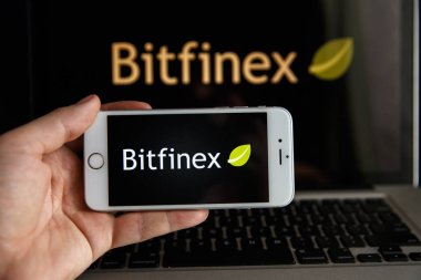 Tula, Rusya Federasyonu - 31 Ekim 2018: - Bitfinex Web sitesi smartphone ekranda. Bitfinex ticaret platformu bir cryptocurrency olduğunu.