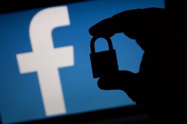 Tula, Rusya - 28 Ağustos 2018: Facebook güvenlik sorunları. Bir asma kilit infront tutan bir el silüeti .