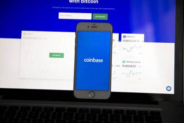 Tula, Rusya - 28 Ağustos 2018: Coinbase - Bitcoin satın almak ve daha güvenli cüzdan smartphone ekranda hareket eden app.