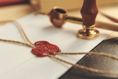 Vasiyetnamede ve son arzusunda halka açık kalem ve damga yok. Noter kamu araçları