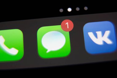 Tula, Rusya Federasyonu - 28 Kasım 2018 IMessage simgesi üzerinde kırmızı bir arka plan ile bir iphone X ana ekran portre fotoğrafı