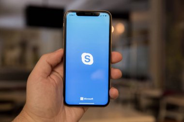Tula, Rusya - Skype kayıt sayfasını gösteren akıllı telefon kullanarak 28 Kasım 2018 eller. Skype bir telekomünikasyon uygulama yazılımı video sohbet ve sesli arama olduğunu.