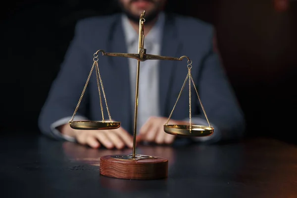 Abogado masculino en la oficina con escala de latón en la mesa de madera, reflejado — Foto de Stock